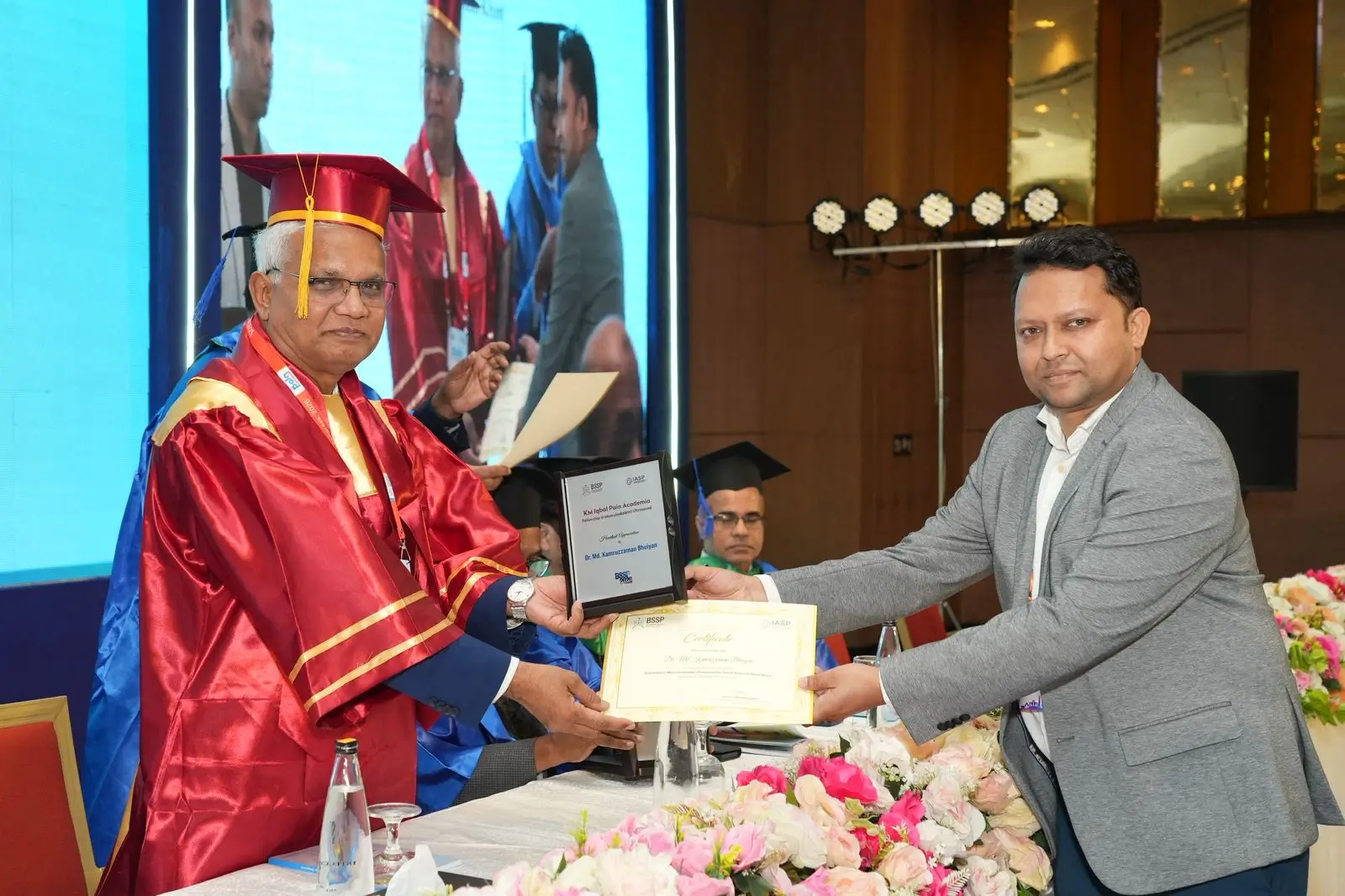 ২৭তম আন্তর্জাতিক পেইন কনফারেন্সে সম্মাননা গ্রহণ করছেন ডা. এমকেবি তানভীর